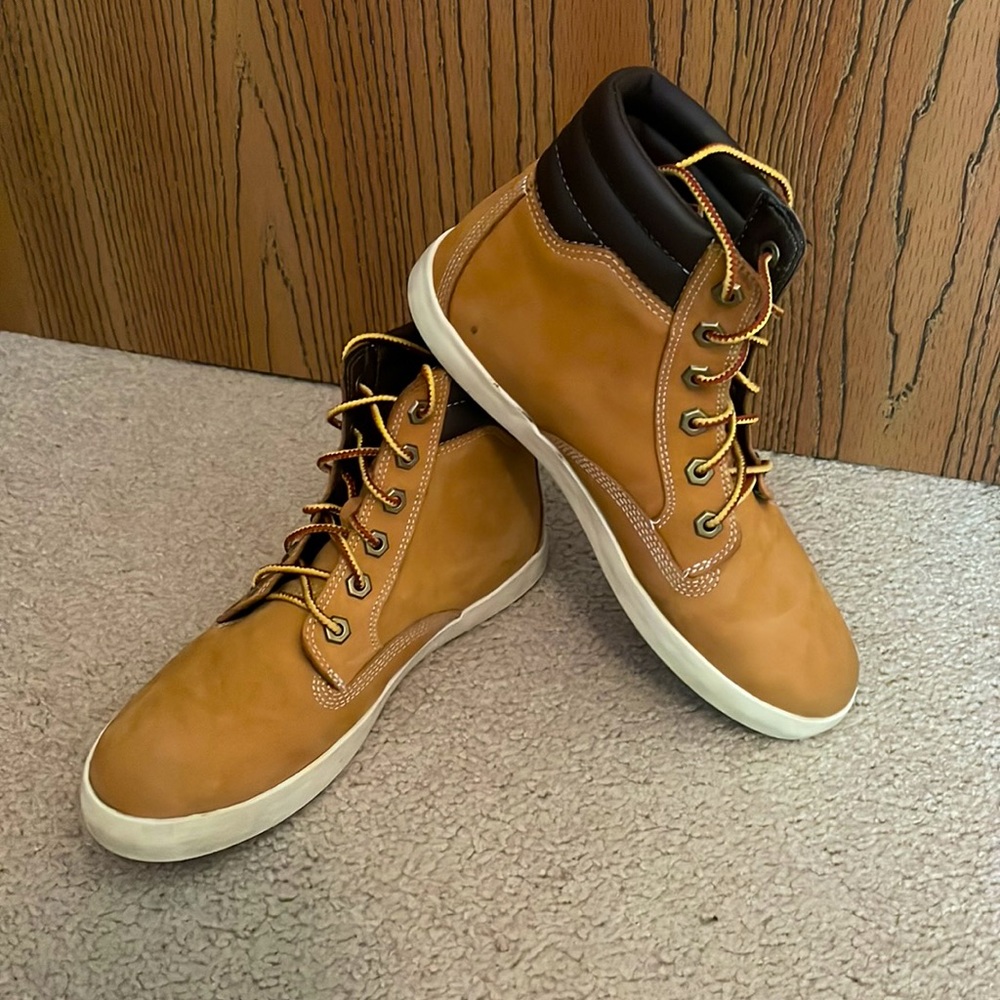 8.5 Woman’s Timberland shoes light brown with yellow and red laces